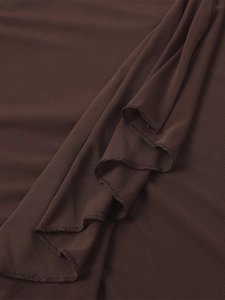 Détail de tissu en maille marron foncé montrant la texture fine et la couture de surjet délicate