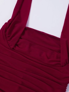 Détail de la robe en tulle bordeaux avec encolure carrée et finitions drapées plissées