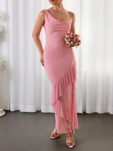 Détail d'une robe de soirée rose ajustée avec ourlet à volants asymétrique et fines bretelles