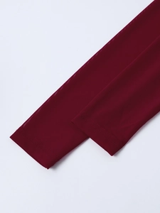 Vue détaillée des poignets en maille rouge foncé avec double couture professionnelle