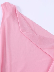 Détail du tissu en maille rose montrant la texture fine et l'ourlet asymétrique
