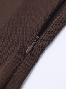 Détail du tissu en maille marron avec une fermeture éclair invisible à tirette goutte