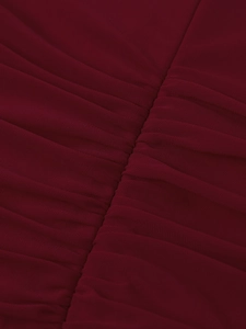 Détail du plissage fin et de la texture en maille de cette robe de soirée rouge foncé