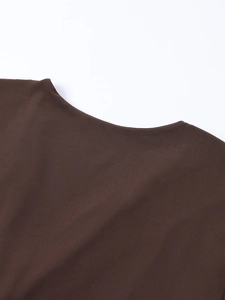 Détail du tissu en maille marron et de l'encolure ronde d'une robe longue ajustée