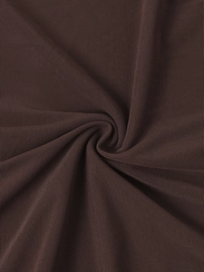 Vue détaillée du tissu en maille respirante marron foncé avec texture plissée douce