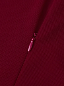 Détail de la robe en tulle bordeaux montrant le zip invisible et le tissu texturé