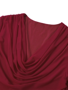 Gros plan du col bénitier élégant sur une robe longue en tulle bordeaux pour femmes
