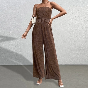 Combinaison bustier marron foncé à plis texturés et jambe large vue de face sur mannequin