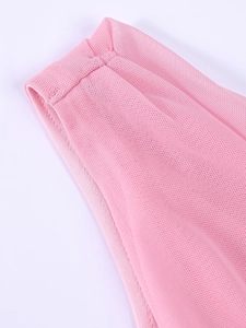 Détail du tissu en maille rose avec couture d'ourlet précise et texture tricotée