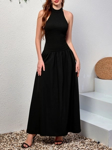 Détail de la robe maxi noire dos nu avec taille élastique froncée et jupe évasée en ligne A