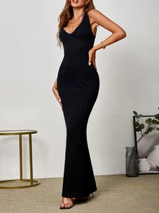 Détail d'une robe longue en maille côtelée noire avec col en V profond et coupe moulante