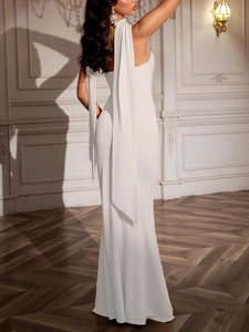 Vue détaillée de la robe sirène blanche en soie de lait dos nu avec longs rubans de cou