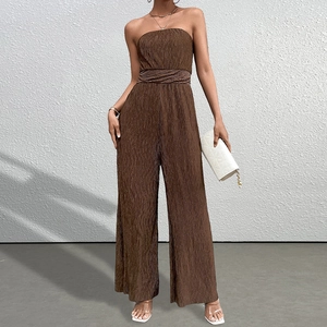 Combinaison bustier marron avec plis texturés et pantalon large pour femmes