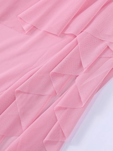 Détail du tissu en maille rose clair avec couches à volants et texture délicate