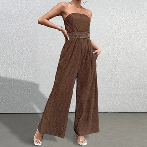 Combinaison bustier marron sexy avec texture plissée et jambe large à taille haute