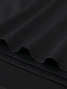 Vue détaillée du tissu noir mat avec couture à aiguille unique et drapé élégant de haute qualité