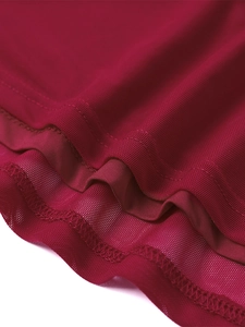 Gros plan détaillé du tissu en maille bordeaux foncé avec coutures multicouches