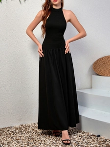 Détail de robe licou noire élégante montrant le buste froncé et la jupe longue fluide