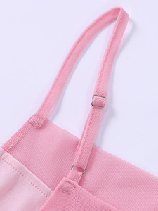 Détail de la boucle de bretelle réglable sur une robe rose en maille texturée
