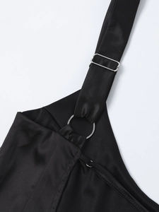 Détail du haut en satin noir avec anneau en métal argenté et boucle de réglage coulissante
