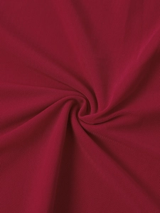 Gros plan sur le tissu en maille bordeaux respirant avec drapé élégant en spirale