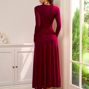 Robe longue élégante bordeaux à manches longues avec plis à la taille et coupe ajustée
