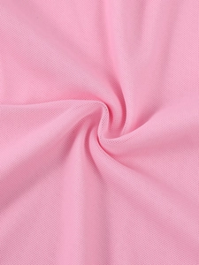 Gros plan sur le tissu en maille rose montrant la texture fine et les volants