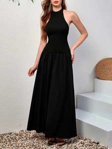 Détail du corsage plissé élastique et du licou de la robe longue noire élégante