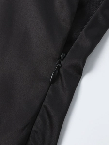 Détail d'une fermeture éclair invisible de qualité sur une robe de soirée en satin