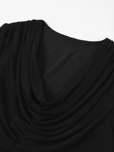Détail du col bénitier élégant et drapé sur une robe longue noire en maille filet