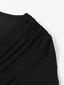 Détail macro du tissu mesh noir élégant avec design plissé à l'épaule et texture voilée