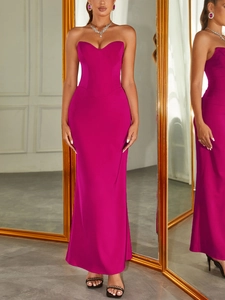 Détail de la robe bustier rose fuchsia avec corsage à baleines et fente haute