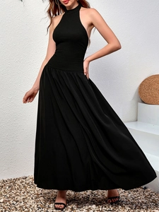 Détail de la robe licou noire élégante avec corsage texturé et jupe longue fluide