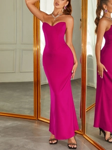 Vue détaillée de face et de dos de la robe bustier fuchsia avec coupe sirène