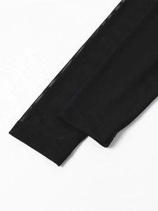 Détail macro des poignets en résille noire avec bords élastiques et coutures soignées