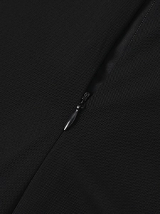 Gros plan sur la texture du tissu noir et le détail de la fermeture éclair invisible