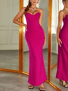 Vue détaillée d'une robe bustier sirène rose rouge avec fente latérale et coupe ajustée