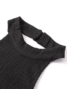 Détail du col licou noir avec texture en tissu froncé et finitions plissées élégantes
