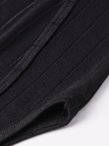 Vue macro de la texture en maille côtelée noire de qualité avec détails de couture