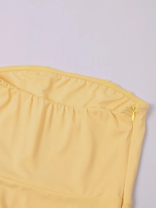 Détail macro du tissu jaune avec fermeture éclair invisible sur le côté de la robe