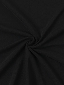 Détail du tissu en maille noire fine montrant des drapés en spirale et des micro-pores