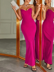 Détail d'une robe bustier fuchsia avec corset structuré et fente latérale élégante