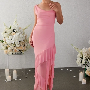 Robe en mesh rose à col bénitier avec volants asymétriques et dos nu très élégante