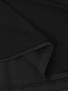 Détail du tissu en maille noire de qualité supérieure avec couture surjetée soignée