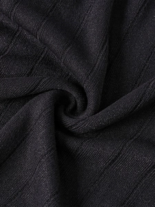 Vue détaillée du tissu en maille côtelée noire montrant la texture verticale