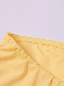 Détail de la robe jaune montrant la bande de silicone antidérapante et les coutures