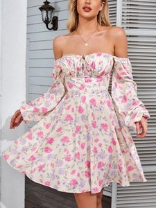 Detail eines geblümten Off-Shoulder-Kleids mit Puffärmeln und geraffter Taille