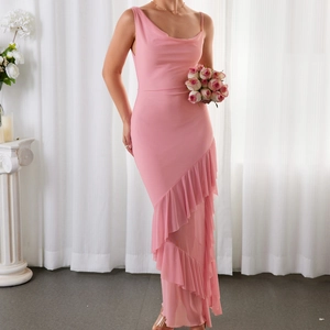 Robe longue rose en mesh dos nu avec col bénitier et ourlet fendu à volants