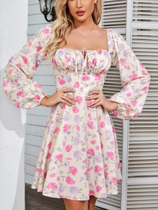 Details des quadratischen Ausschnitts und Blumenmusters auf dem Kleid mit Puffärmeln