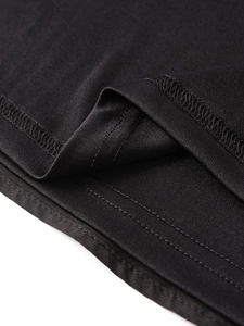 Gros plan détaillé de la double couture sur l'ourlet d'une robe en maille noire